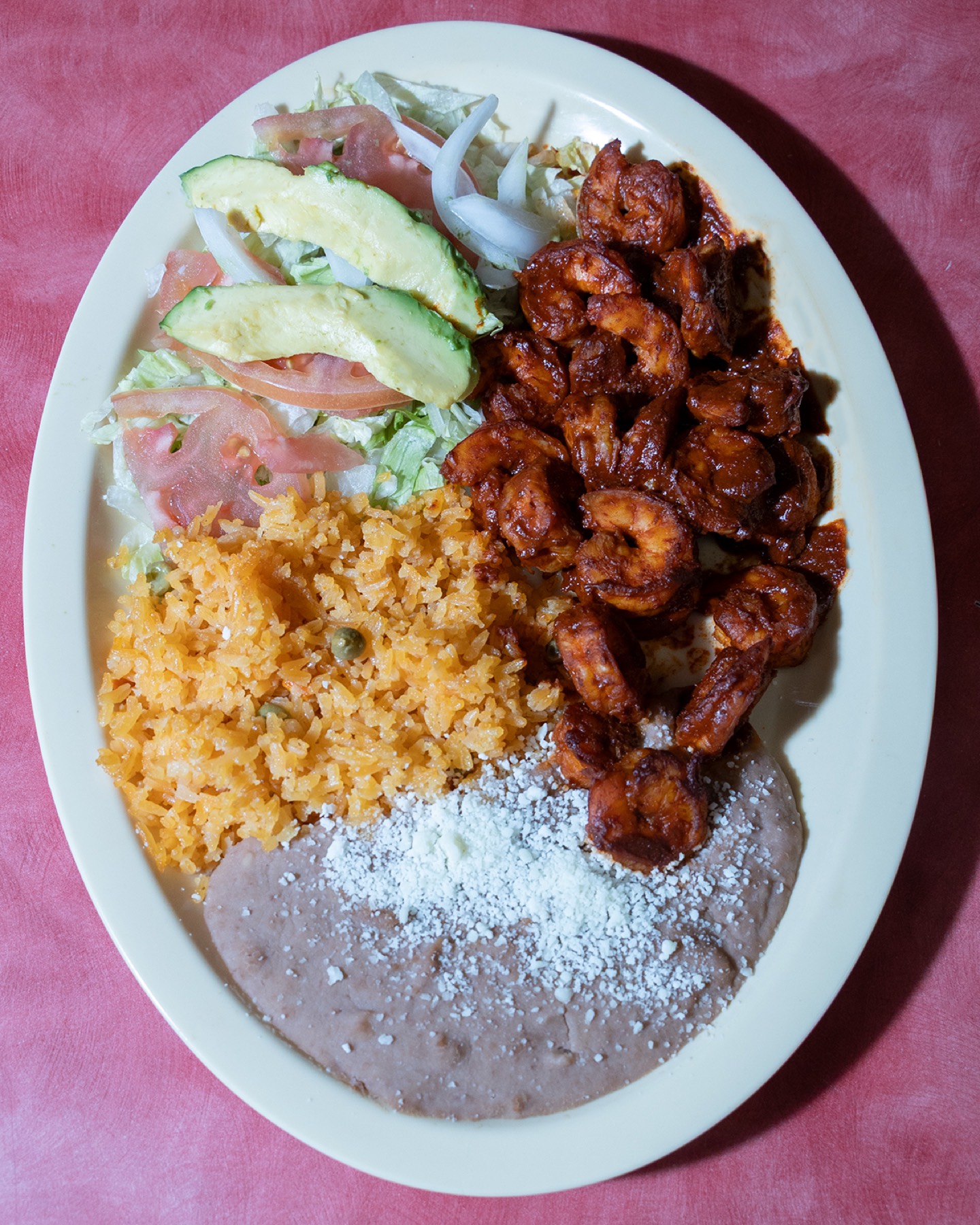 Servido con arroz y frijoles