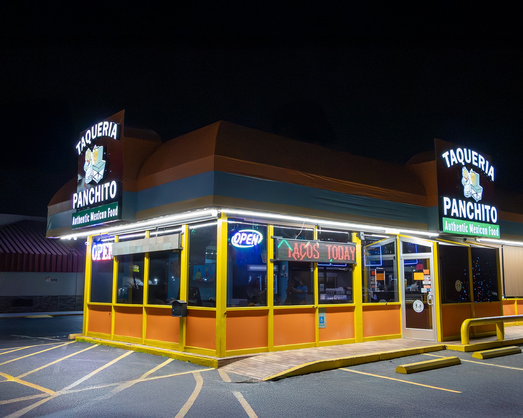 Fachada de Taquería Panchito en Richmond, Virginia, de noche